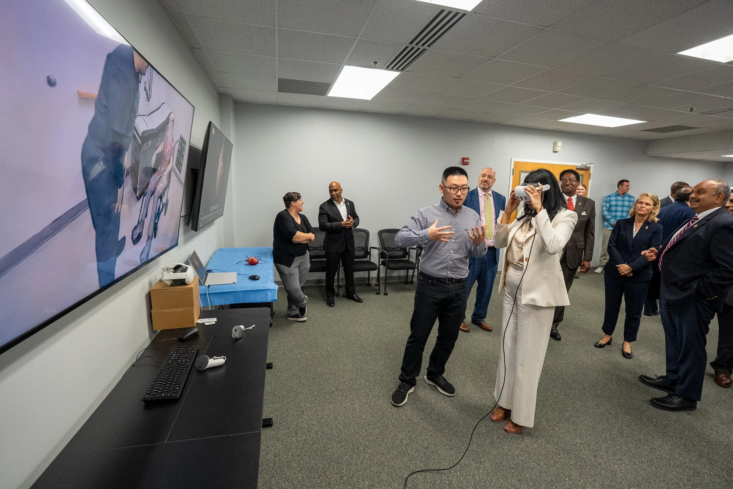 Maryland Lieutenant Governor Aruna Miller tries VR goggles at a UM-IHC event
